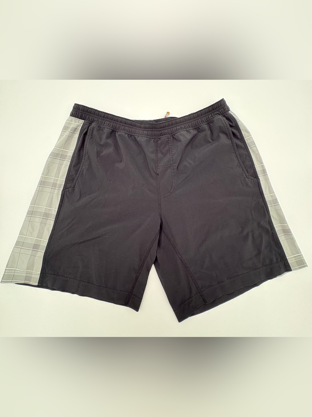 Lululemon Men’s Running Shorts Black Gray Plaid Side Panels zippered pocket xxl